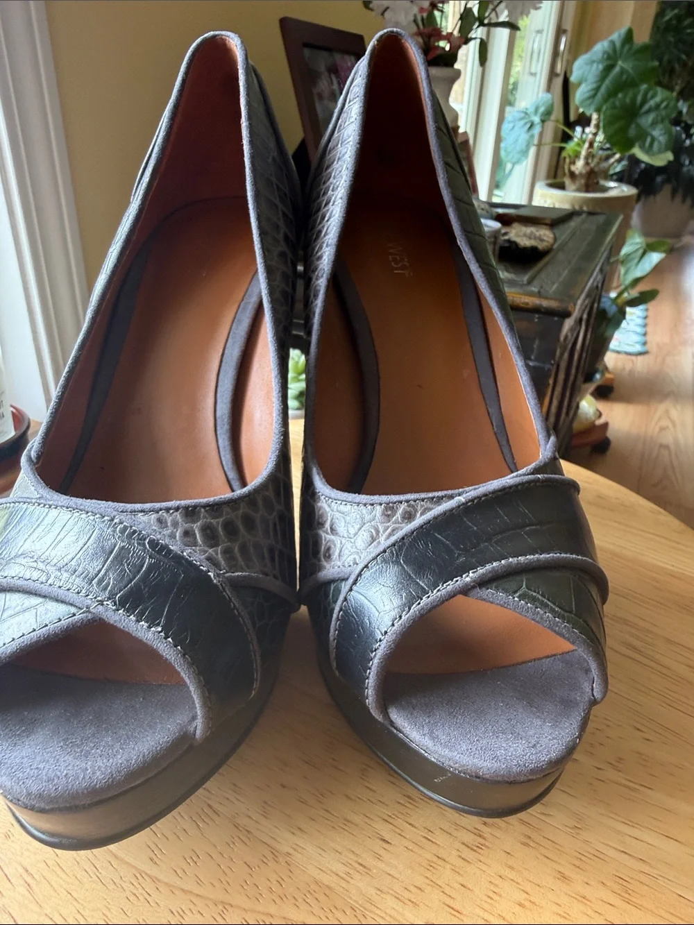 Nine West Croc Embossed Leather Peep Toe Platform Heels Olive Green sz 10